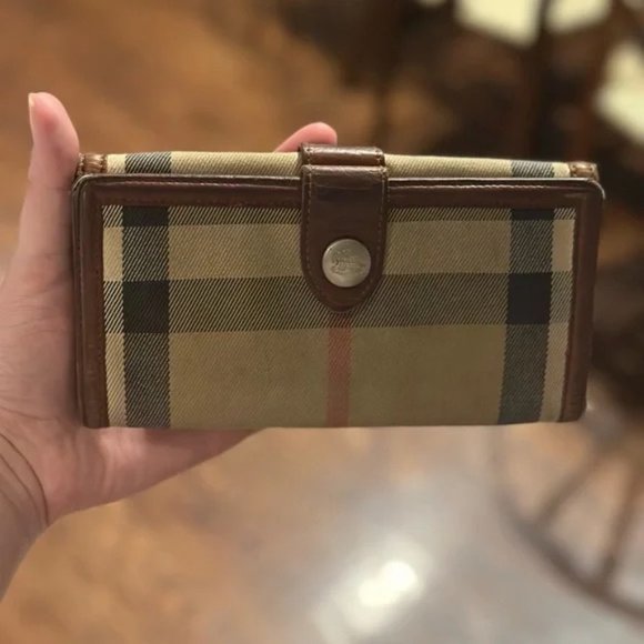 MUST GO / OBO: Burberry Nova Check Buckle Wallet - Picture 2 of 3